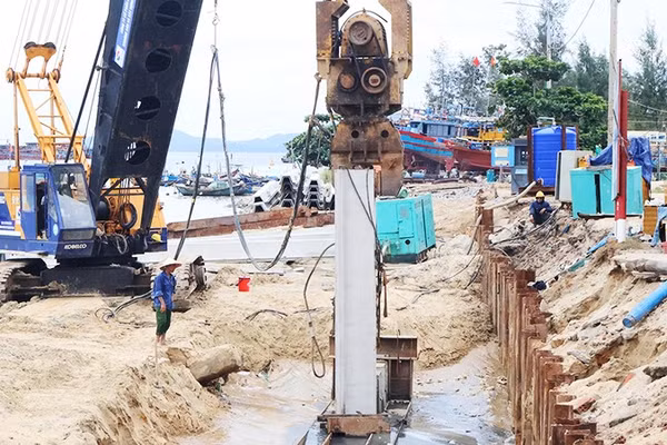 Các đơn vị thi công đang nỗ lực hoàn thành tuyến kè An Lương (TP Đà Nẵng) trước mùa mưa bão năm nay.