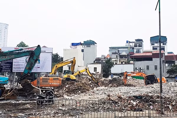 Nhiều dự án được triển khai kéo theo lượng lớn đất, đá, bê-tông, gạch từ phá dỡ và thi công. Ảnh: NAM NGUYỄN