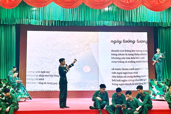 Trung úy Trần Việt Hoàng, Chính trị viên Đại đội 14, Trung đoàn 4, Sư đoàn 5, Quân khu 7 lan tỏa giá trị của thơ ca thông qua hoạt cảnh sân khấu.