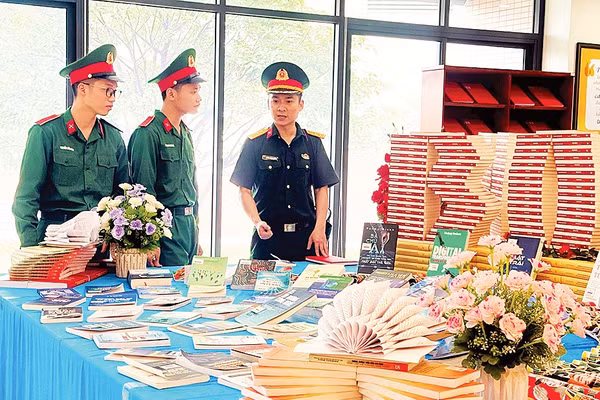 Từ trang sách đến sức mạnh tinh thần người lính
