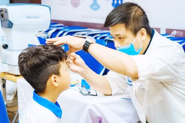 Kiểm tra thị lực cho học sinh tiểu học. 