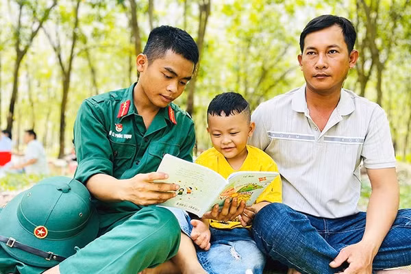 Binh nhì Võ Lê Phúc Thịnh, chiến sĩ Đại đội 7, Tiểu đoàn 2, Trung đoàn 4, Sư đoàn 5, Quân khu 7 bên những trang sách cùng gia đình trong buổi thăm thân cuối tuần.