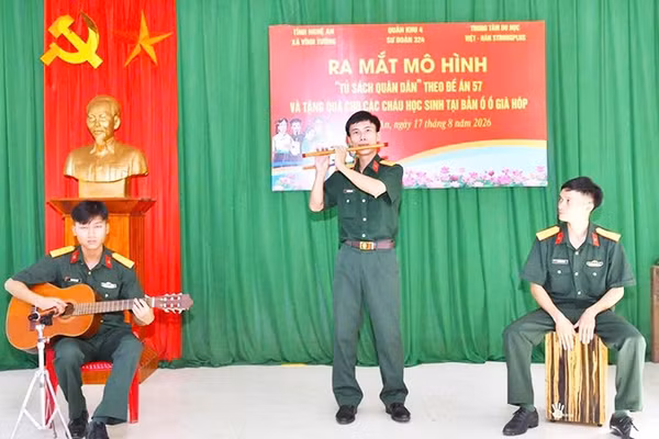 Sư đoàn 324 (Quân khu 4) ra mắt mô hình “Tủ sách quân dân” và tặng quà học sinh khó khăn tại bản Ồ Ồ Già Hóp, xã Vĩnh Tường, tỉnh Nghệ An. Ảnh: NGỰ BÌNH