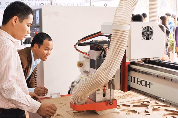  Ván ép được sử dụng trong sản xuất đồ nội thất. Ảnh: NGUYỆT ANH