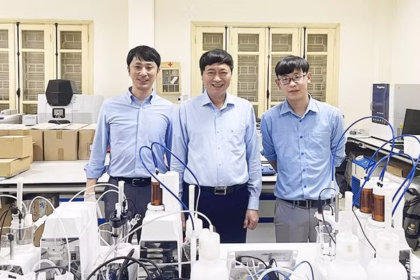 GS, TS Nguyễn Văn Nội (đứng giữa) cùng với sinh viên trong phòng thí nghiệm.
