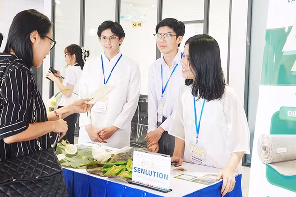 Nhóm Senlution đang giới thiệu sản phẩm tại không gian trưng bày của cuộc thi năm nay.