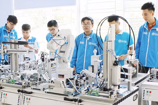 Đào tạo nguồn nhân lực chất lượng cao làm chủ các công nghệ để phát triển. Ảnh: NAM HẢI