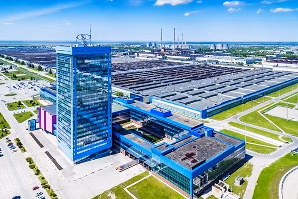 Nhà máy sản xuất ô-tô Lada ở Tolyatti. 