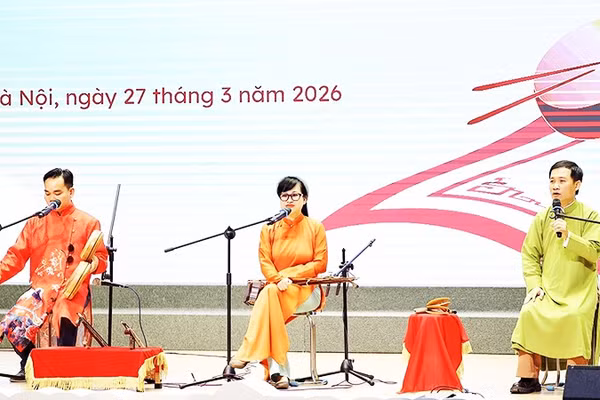 Các nghệ sĩ trong một chương trình giao lưu với học sinh.