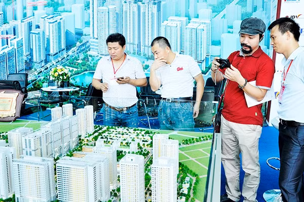 Doanh nghiệp bất động sản đang phải cạnh tranh quyết liệt hơn để thu hút vốn. Ảnh: NAM ANH