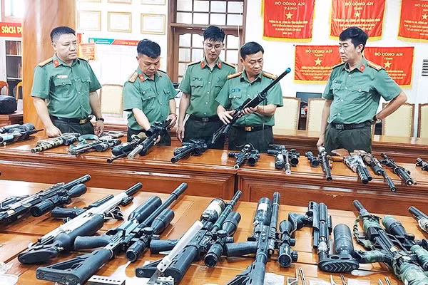 Đại tá Lê Văn Hóa, Phó Giám đốc, Thủ trưởng Cơ quan An ninh điều tra Công an tỉnh Quảng Trị mô tả về các loại súng vừa thu giữ trong chuyên án.