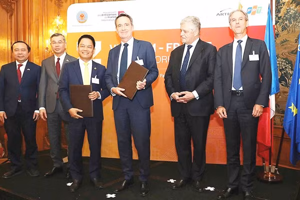 Ông Nguyễn Ngọc Nghị, Phó Tổng Giám đốc T&T Group, Chủ tịch CTCP Tập đoàn Năng lượng T&T và Ông Arnaud Lenail Chouteau, Phó Chủ tịch Cấp cao kiêm Tổng Giám đốc TotalEnergies Gas & Power Activities trao biên bản ghi nhớ về hợp tác phát triển Dự án điện khí LNG Long Sơn.