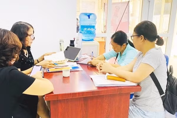 Người lao động kê khai hưởng chính sách bảo hiểm thất nghiệp tại Trung tâm Dịch vụ việc làm Hà Nội.
