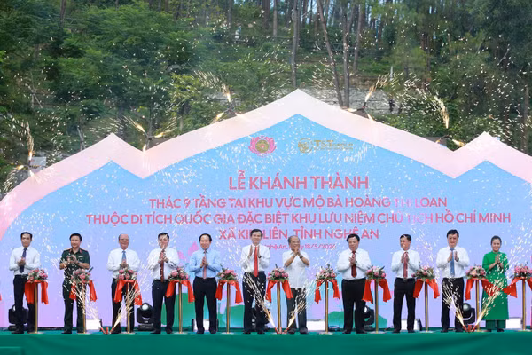 Các đại biểu thực hiện nghi thức cắt băng khánh thành Công trình Thác 9 tầng.