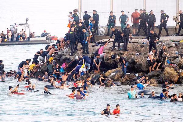 Người di cư trái phép tới lãnh thổ Ceuta thuộc Tây Ban Nha. Ảnh: EUROPA PRESS