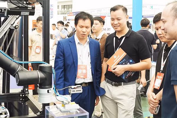 Robot hàn chíp điện tử được các doanh nghiệp quan tâm. Ảnh: NAM ANH