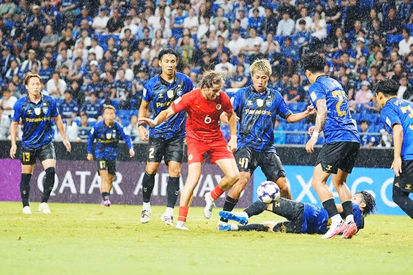 Pha bóng trong trận CLB Công an Hà Nội (CAHN) gặp CLB Gamba Osaka. Ảnh: VFF