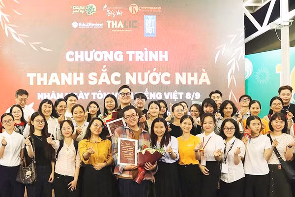 Bạn trẻ hào hứng tham gia chương trình "Thanh sắc nước nhà - Hẹn nhau kể chuyện tiếng Việt" tại Đường sách TP Hồ Chí Minh.