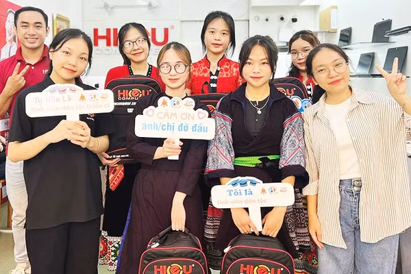 Hương Giang (ngoài cùng bên phải), trong một buổi trao laptop cho các bạn sinh viên. Ảnh: NVCC