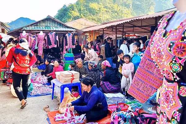 Phiên chợ giữa miền sương