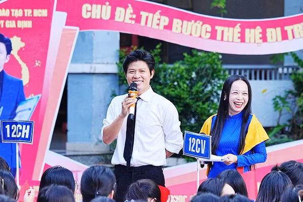 Nhạc sĩ Nguyễn Văn Chung hòa mình vào không khí lịch sử để nuôi cảm hứng sáng tác.