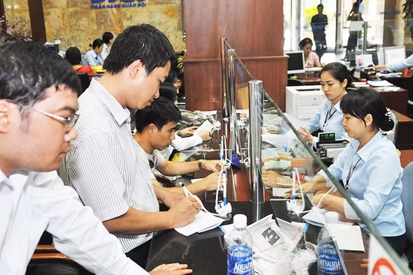 Các ngân hàng thương mại, tổ chức tín dụng đồng loạt điều chỉnh hạ lãi suất. Ảnh: NAM ANH
