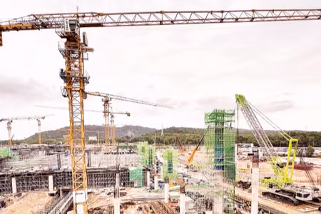 Trong kỳ nghỉ Tết Nguyên đán, các nhà thầu dự án mở rộng Cảng Hàng không quốc tế Phú Quốc huy động khoảng 1.600 nhân sự thi công xuyên Tết nỗ lực chưa có tiền lệ với công trình trên đảo.