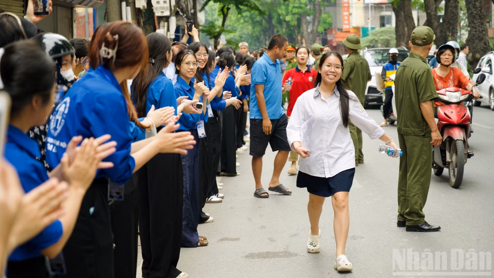 [Ảnh] Kỳ thi tốt nghiệp trung học phổ thông năm 2026: Nhiều cung bậc cảm xúc trong 2 ngày thi quan trọng