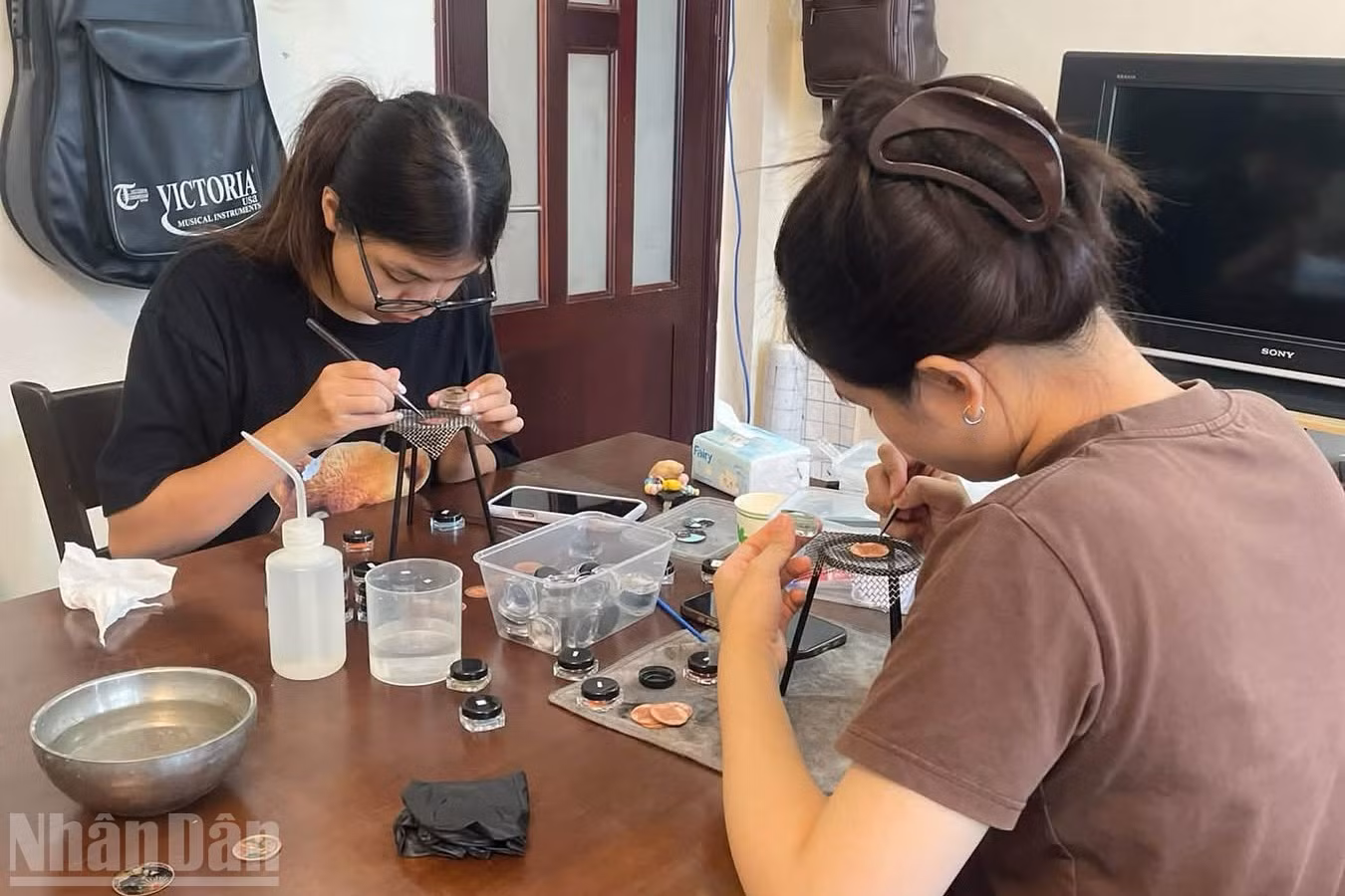 Các bạn học viên khiếm thính đang từng bước hiện thực hóa ước mơ tạo ra giá trị từ chính đôi bàn tay và tài năng của mình.