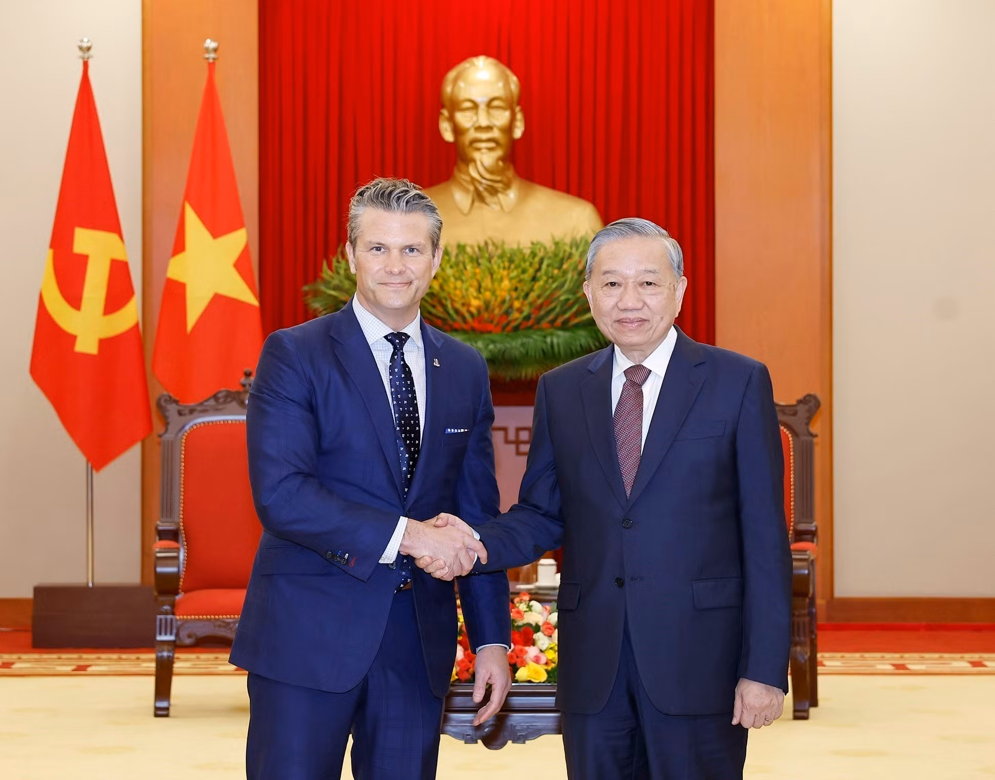 Tổng Bí thư Tô Lâm tiếp Bộ trưởng Chiến tranh Hoa Kỳ Pete Hegseth. (Ảnh: TTXVN)