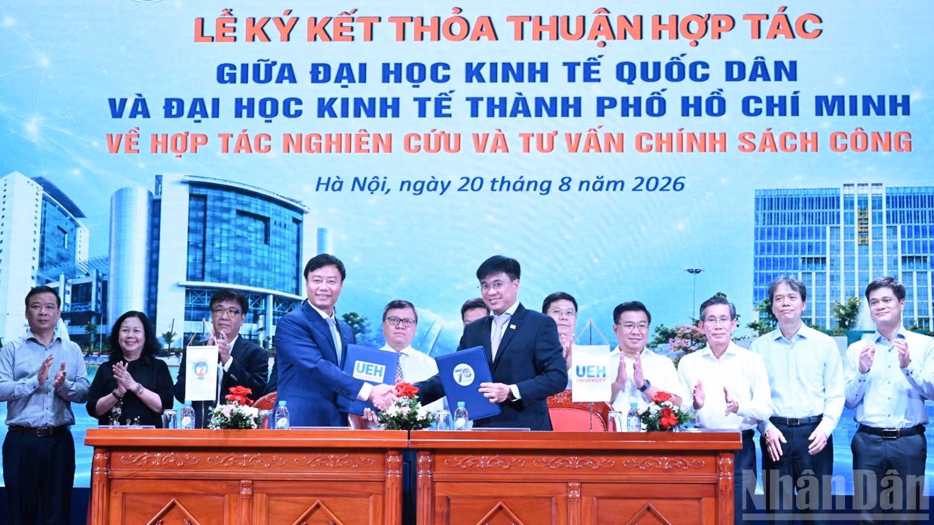 Phó Giáo sư, Tiến sĩ Bùi Đức Thọ, Bí thư Đảng ủy, Giám đốc Đại học Kinh tế Quốc dân và Phó Giáo sư, Tiến sĩ Bùi Quang Hùng, Bí thư Đảng ủy, Giám đốc Đại học Kinh tế Thành phố Hồ Chí Minh ký kết Thỏa thuận về hợp tác nghiên cứu và tư vấn chính sách công giữa hai đại học.