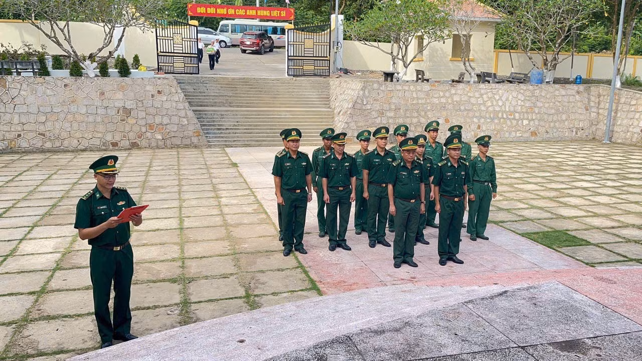 Sáng 27/7, Đồn Biên phòng cửa khẩu cảng An Thới tổ chức Lễ dâng hương, dâng hoa, tham quan, học tập truyền thống tại Khu di tích lịch sử Trại giam tù binh cộng sản Việt Nam/Phú Quốc.