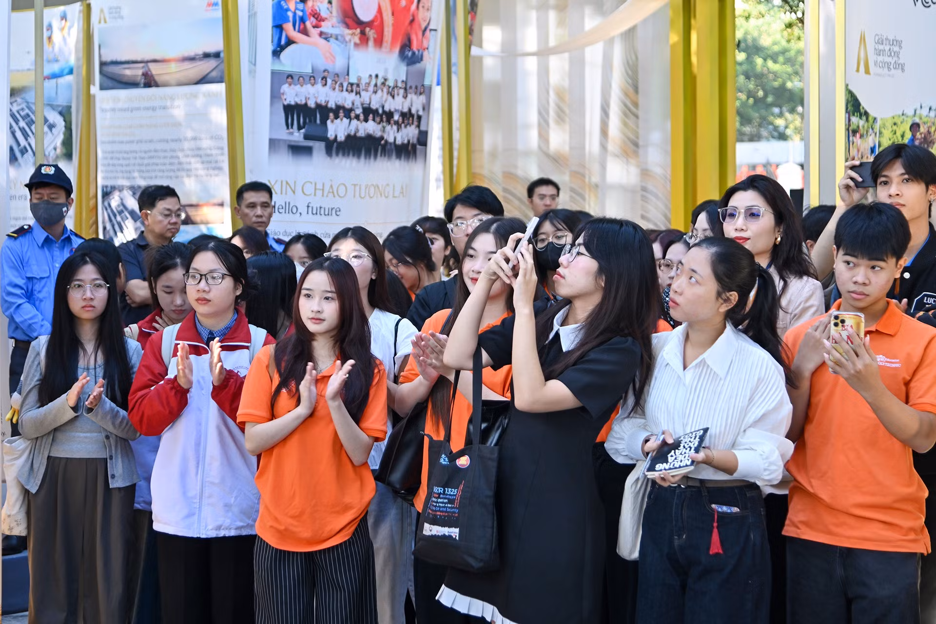 Ngay từ sáng sớm, triển lãm thu hút đông đảo các bạn trẻ đến tham quan.