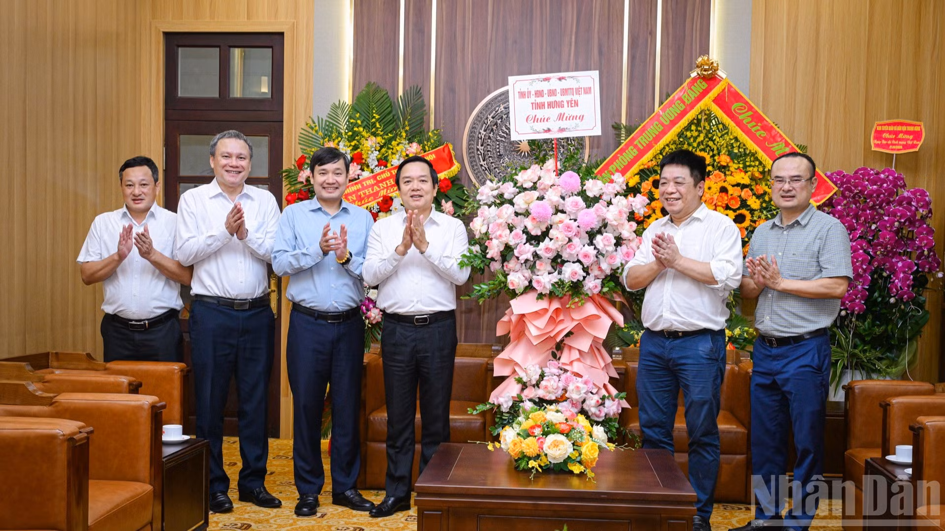 Đồng chí Phạm Quang Ngọc, Ủy viên Trung ương Đảng, Bí thư Tỉnh ủy Hưng Yên tới thăm, chúc mừng Báo Nhân Dân nhân Ngày Báo chí Cách mạng Việt Nam. (Ảnh: Bảo Long)