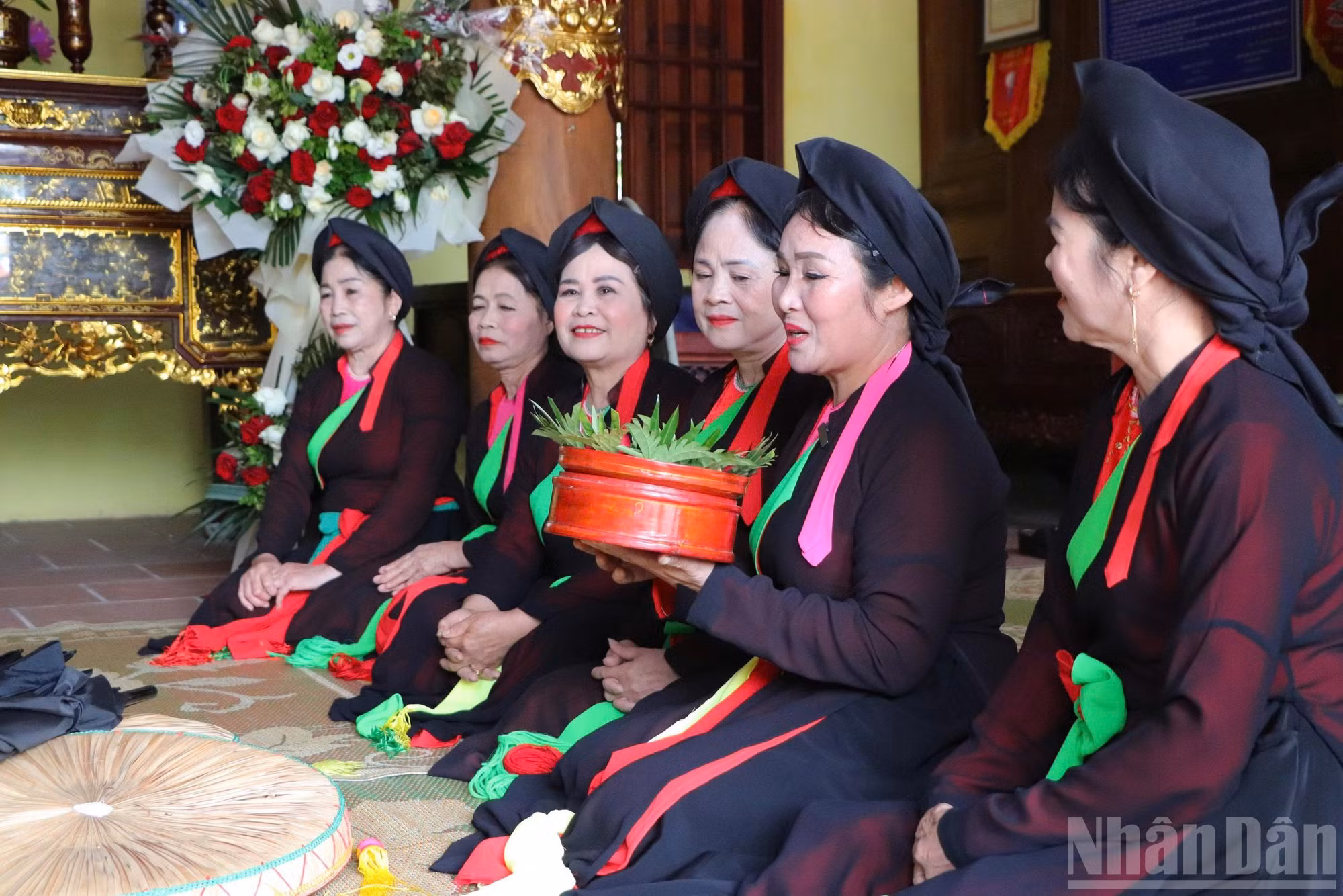 Các liền chị thuộc Câu lạc bộ Quan họ làng Diềm, "cái nôi" của Thủy tổ Quan họ.