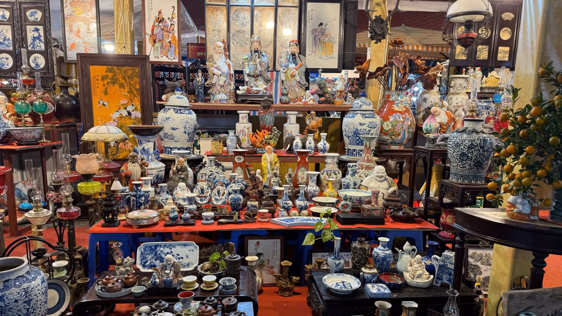 Mỗi năm một lần, chợ đồ cổ đồ giả cổ lại họp từ 23 tháng Chạp trên phố Hàng Lược-Hàng Mã.