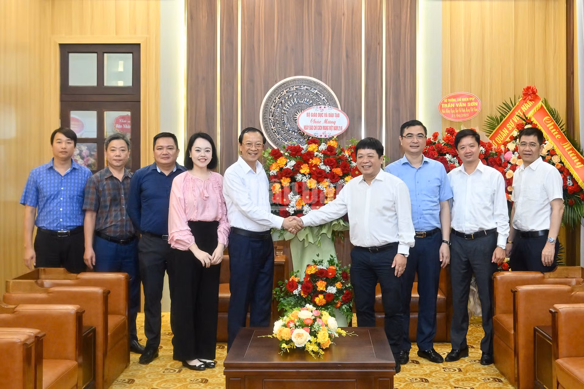 Sáng 18/6, Báo Nhân Dân vinh dự và vui mừng được đón tiếp các cơ quan, đơn vị Trung ương và địa phương tới thăm và chúc mừng nhân dịp kỷ niệm 100 năm Ngày Báo chí Cách mạng Việt Nam. (Ảnh: THỦY NGUYÊN)