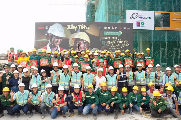 Lãnh đạo Coteccons, các đơn vị, nhà thầu chụp hình cùng các công nhân tại chương trình. 