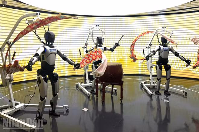 Các robot hình người trong vai những nhạc công điêu luyện biểu diễn trống và vũ đạo. (Ảnh: HỮU HƯNG)