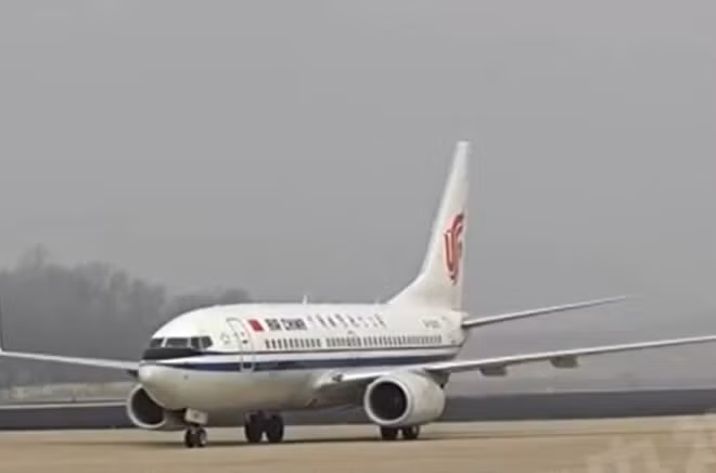 Chuyến bay CA121 của hãng hàng không Air China (Trung Quốc) hạ cánh xuống sân bay quốc tế Sunan ở thủ đô Bình Nhưỡng, Triều Tiên. (Ảnh từ clip của CCTV).