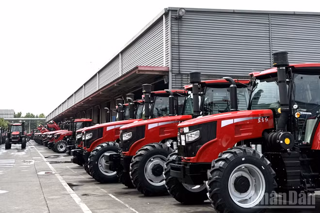 Những chiếc máy kéo mang thương hiệu Đông Phương Hồng, được coi là biểu tượng của ngành máy móc nông nghiệp Trung Quốc.