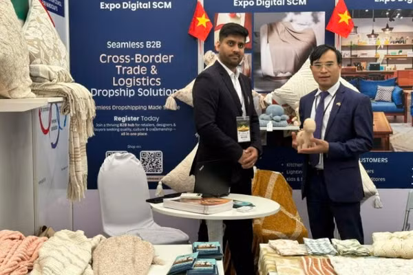 Tham tán thương mại Bùi Trung Thướng tại một gian hàng trưng bày sản phẩm thủ công mỹ nghệ của Ấn Độ tại Hội chợ Mùa Thu lần thứ nhất-2025. (Ảnh: PV)