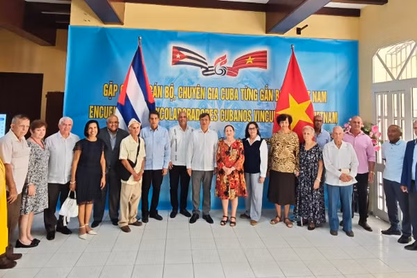 Đại sứ Lê Quang Long chụp ảnh kỷ niệm cùng các đại biểu tham dự buổi gặp mặt. (Ảnh: Đại sứ quán Việt Nam tại Cuba)