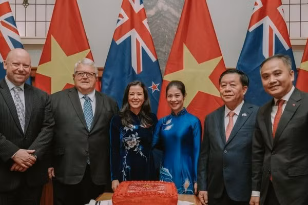 Chủ tịch Quốc hội New Zealand Gerry Brownlee (thứ 2 từ trái sang) và đồng chí Nguyễn Trọng Nghĩa, Ủy viên Bộ Chính trị, Bí thư Trung ương Đảng, Trưởng Ban Tuyên giáo và Dân vận Trung ương (thứ 2 từ phải sang) là khách danh dự tại lễ kỷ niệm.