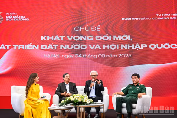 Tại tọa đàm, các khách mời đã điểm lại những dấu mốc quan trọng trong tiến trình hội nhập của ngoại giao Việt Nam từ sau công cuộc đổi mới năm 1986, và trong công cuộc xây dựng và bảo vệ đất nước hiện nay.