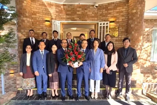 Đoàn cán bộ Đại sứ quán Lào tại Australia đến thăm, chúc mừng Đại sứ quán Việt Nam nhân kỷ niệm 81 năm Quốc khánh 2/9. (Ảnh: Đại sứ quán Việt Nam tại Australia cung cấp)