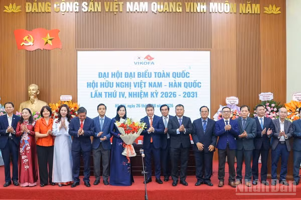 Ban Chấp hành Hội Hữu nghị Việt Nam-Hàn Quốc nhiệm kỳ 2026-2031 ra mắt Đại hội. (Ảnh: Đinh Hòa)