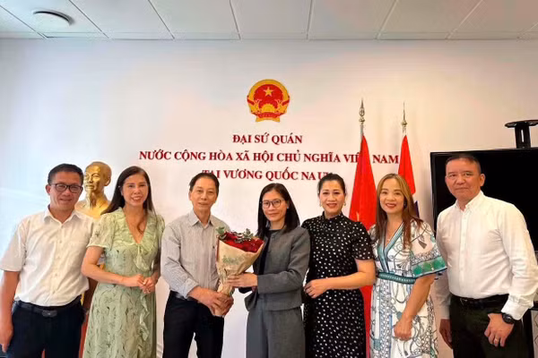 Đại sứ Việt Nam tại Na Uy Lê Thị Thu (đứng giữa) gặp mặt một số đại diện cộng đồng người Việt Nam tại Oslo. (Ảnh: Đại sứ quán Việt Nam tại Na Uy cung cấp)