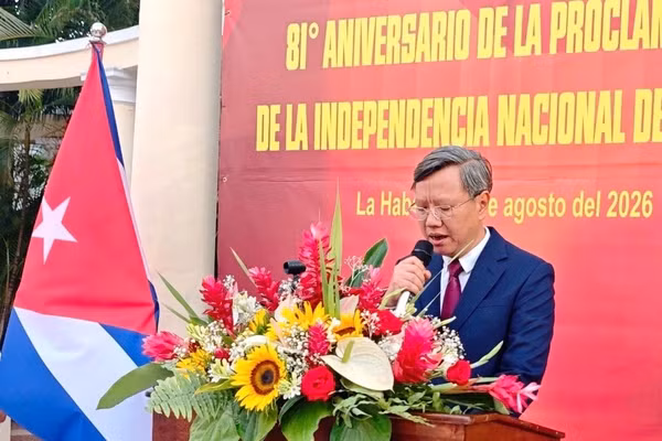 Đại sứ Lê Quang Long phát biểu tại lễ kỷ niệm. (Ảnh: Đại sứ quán Việt Nam tại Cuba cung cấp)