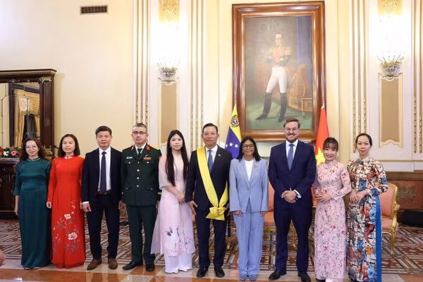 Quyền Tổng thống Venezuela Delcy Rodríguez chụp ảnh kỷ niệm cùng Đại sứ Vũ Trung Mỹ và các đại biểu, cán bộ Đại sứ quán tham dự buổi lễ. (Ảnh: Đại sứ quán Việt Nam tại Venezuela cung cấp)